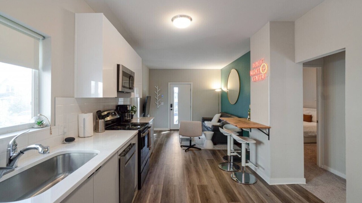 Minor Apartment | YOUR Home away from Home | Near Capitol Hill | King Bed | BoardGames