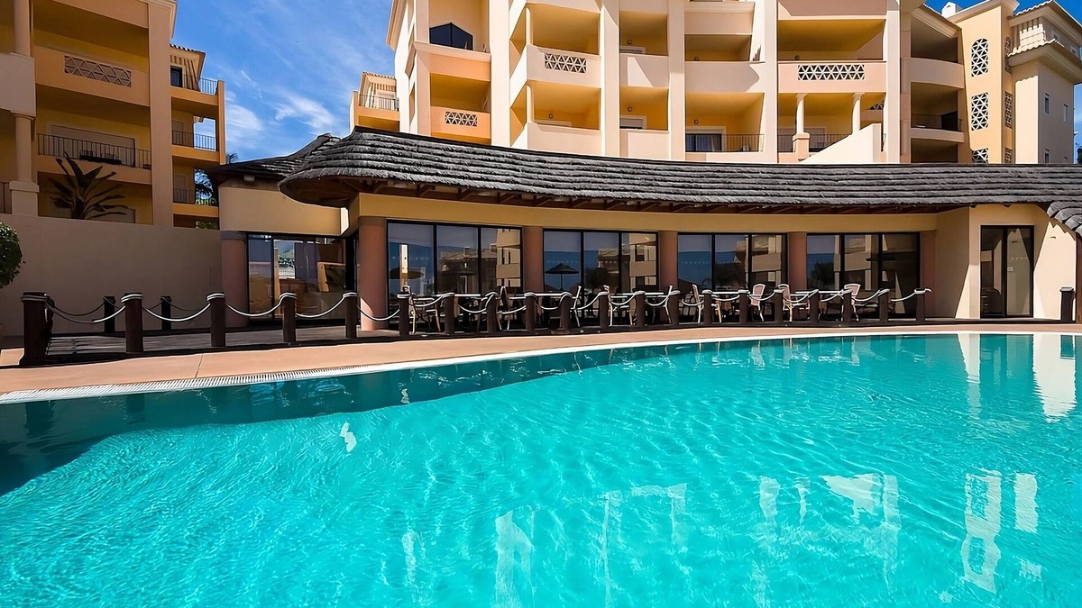 Praia da Luz Hotel | Your Home Away From Home! Fully-equipped Kitchen, 3 Swimming Pool, Free Parking!