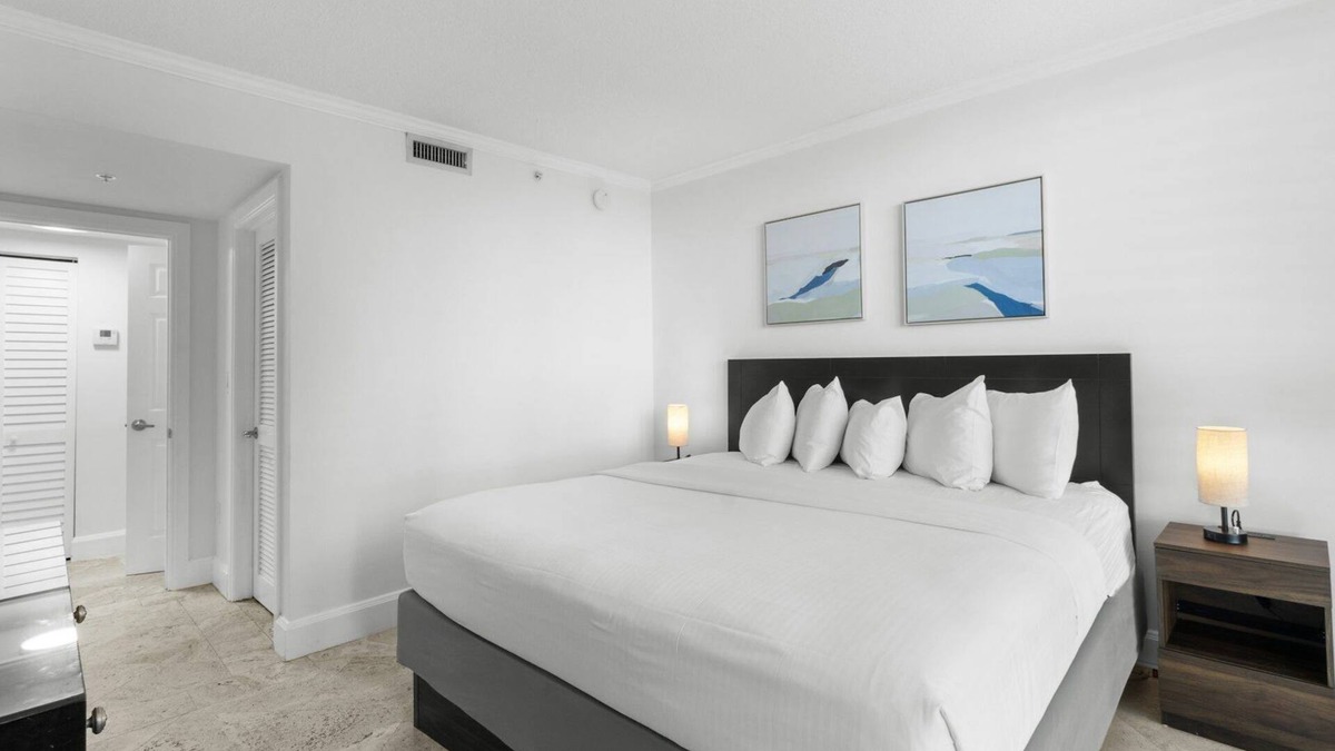 Coconut Grove Hotel | Your Home Away From Home! Onsite Heated Pool, Kitchen, Near Coco Walk