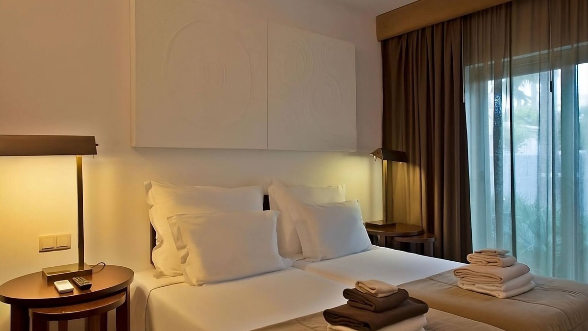 Albufeira Hotel | Your Home Away From Home! Fully-equipped Kitchen, Beach Access, Outdoor Pool!