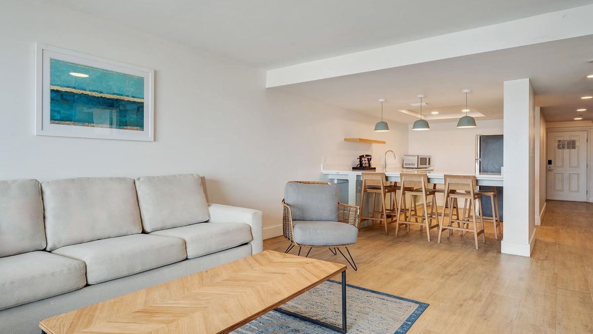Islamorada Hotel | Your Home Away From Home! Onsite Pool, Free Breakfast, Free Parking