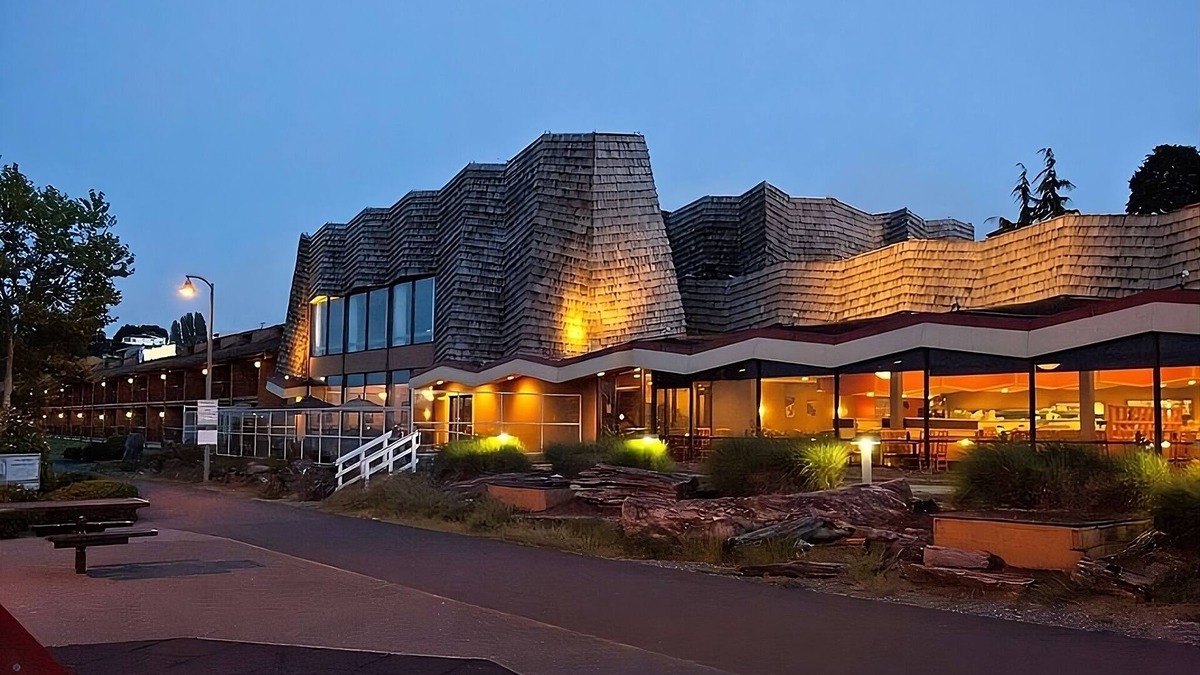 Port Angeles Resort | Your Home Far Away From Home! Outdoor Pool, FREE Parking, Pets Allowed!