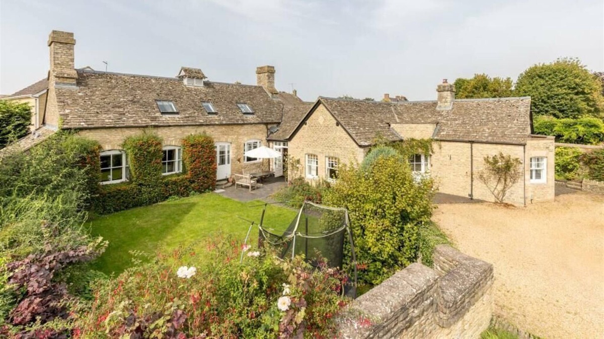 Kirtlington House | Your home from home in the stunning Oxfordshire countryside. Dog friendly.