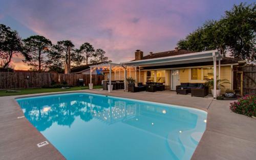 Houston House | Your Houston Vacation Getaway 3-BD Pool Patio