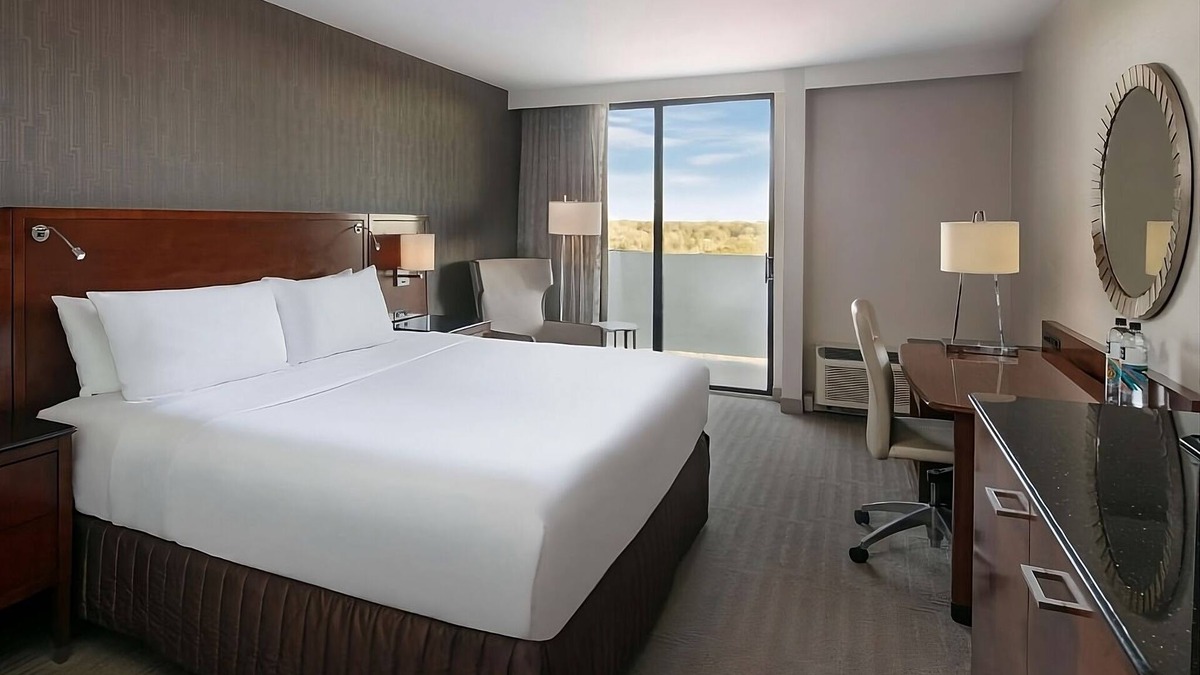 Executive Park Hotel | Your Ideal Home Base for Exploring Charlotte's Best Offerings w/Self Parking!