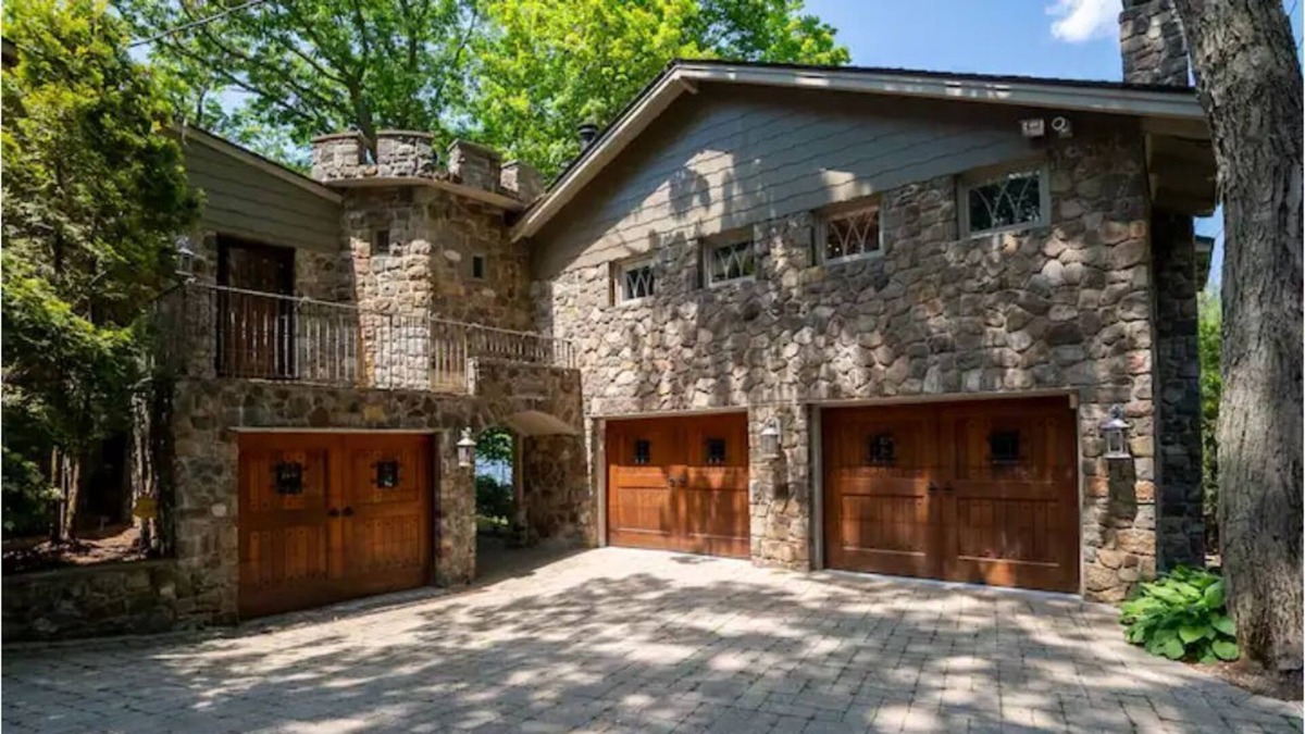 Greenwood Lake House | Your lakefront castle awaits you …