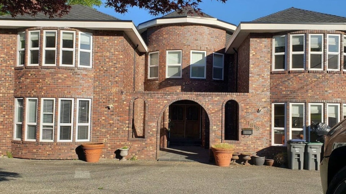 Surrey House | Your Mansion | 9 beds Cozy Comfy Renovated Luxury