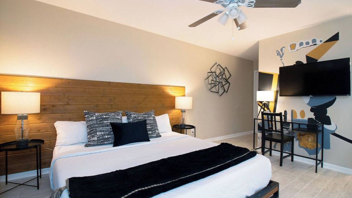 Neartown Apartment | Your Montrose Marshal! Sleeps 18, 9BR, 9BA, 9PA