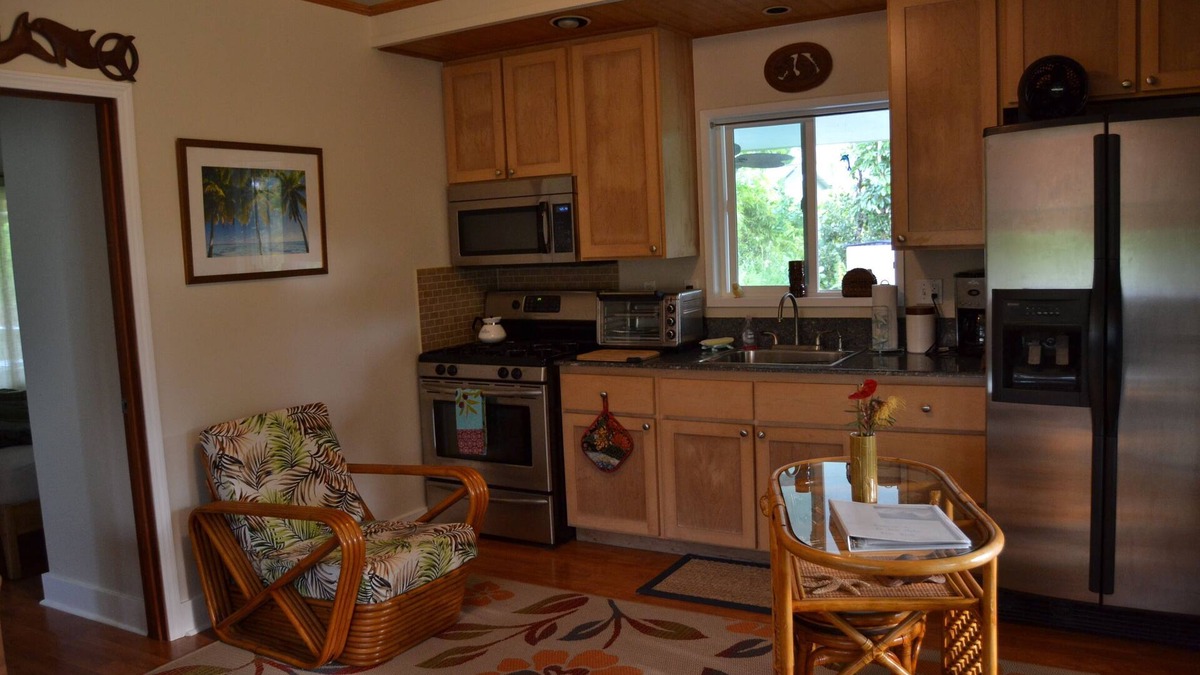 Keaau Cottage | your own cottage, hear the ocean!