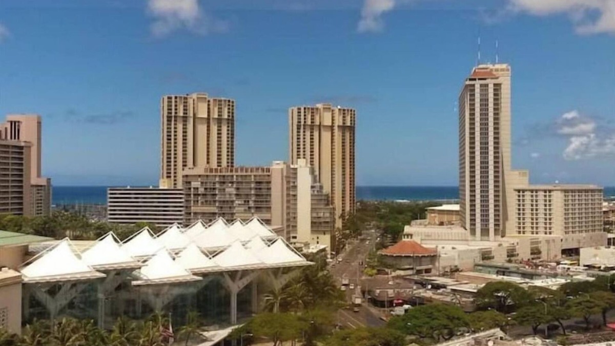 McCully - Moiliili Condo | Your own Treasure close to the Beach, shopping and centrally located.