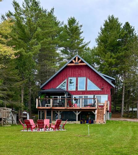 Lac-Cayamant House | Your perfect lakefront family getaway!