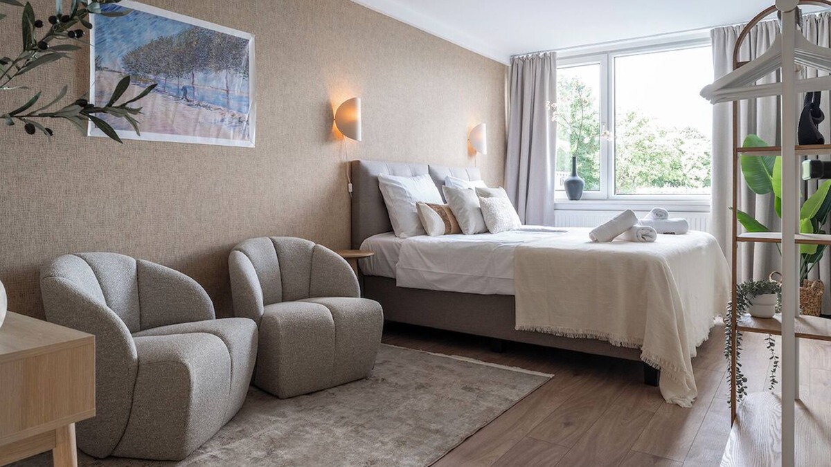 Municipality of Tilburg Apartment | Your perfect student base near University Tilburg! Affordable, comfortable, and just minutes from campus — with a shared kitchen, laundry, and free parking to make your life easier. Study, relax, and enjoy nature all in one place.