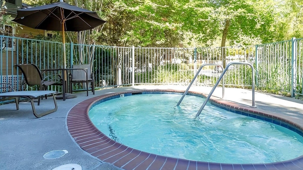 Napa Hotel | Your Private Napa Getaway! Free Parking, Outdoor Swimming Pool!