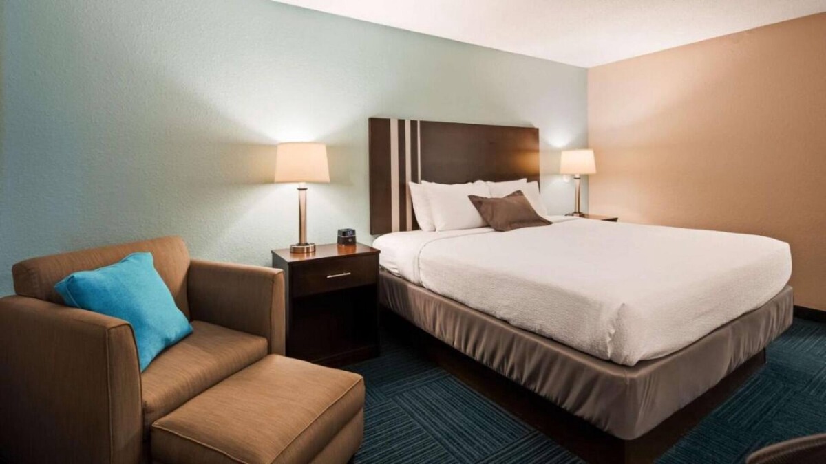 Blaine House | Your Relaxing Getaway Awaits! Free Breakfast and Parking, Onsite Dining
