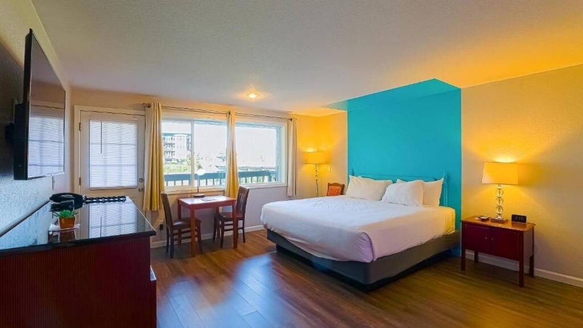 Seaside Hotel | Your Scenic Seaside Haven! Kitchenette, Pet-friendly Property, Free Parking!