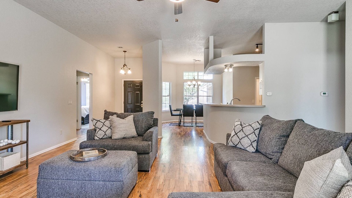 Edmond House | Your Serene Haven in the Bustling Heart of Edmond