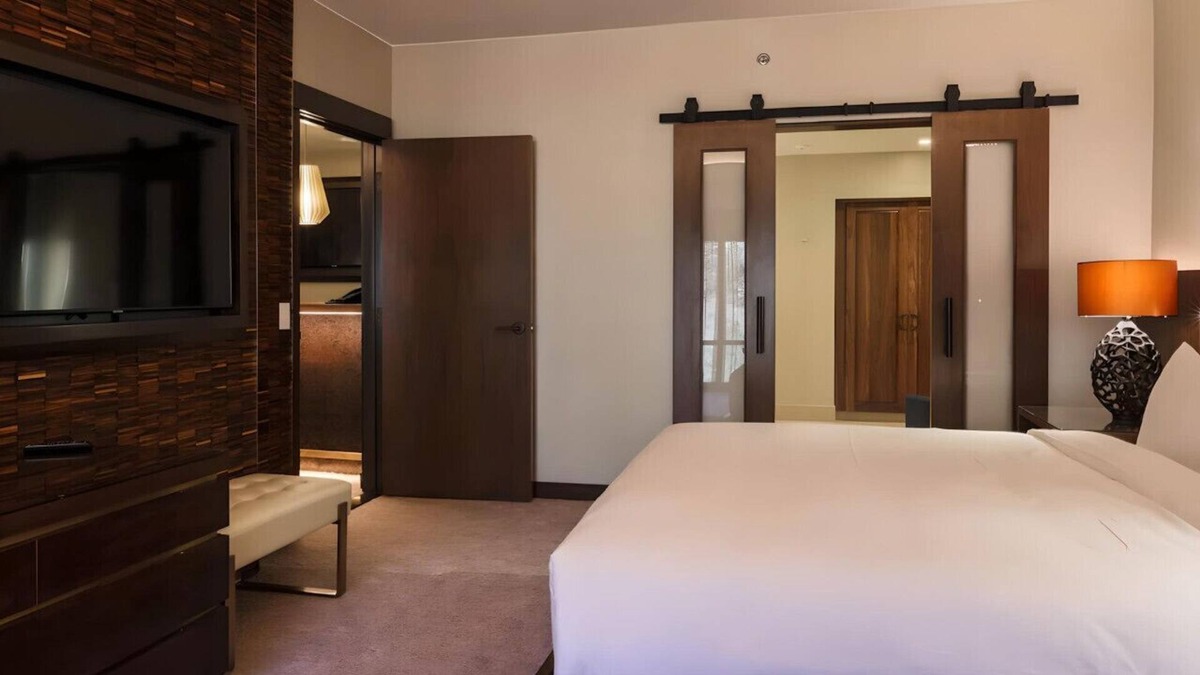 Black Hawk House | Your Spacious Getaway w/ a King Bed! Spa, Bar