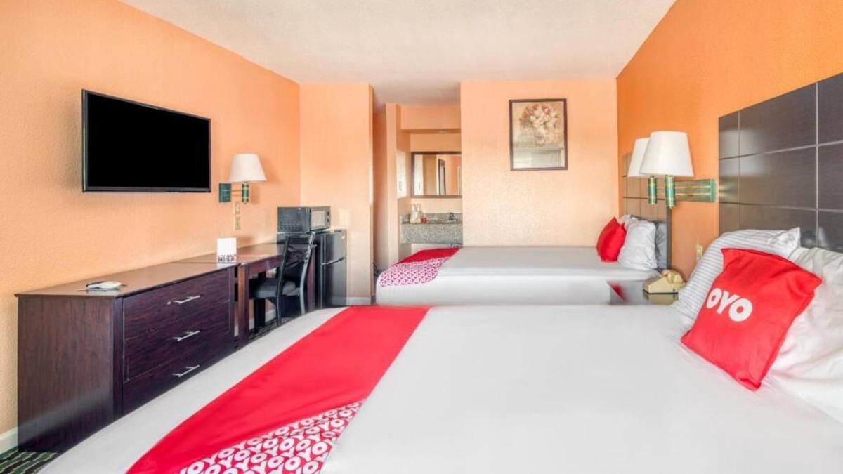 Channelview House | Your Stylish Texas Getaway! 2 Relaxing Units, Free Parking, Pets Allowed!