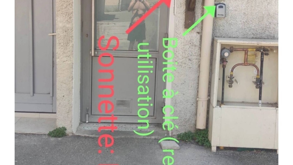 Roquemaure Hotel | Youth hostel near town center (5 min walk), close to shops and buses