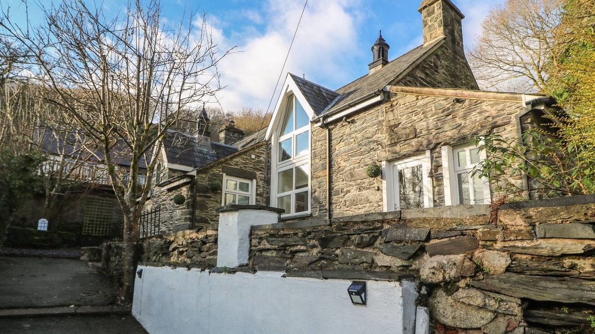Prenteg Cottage | YR HEN YSGOL, THE OLD SCHOOL, family friendly in Prenteg