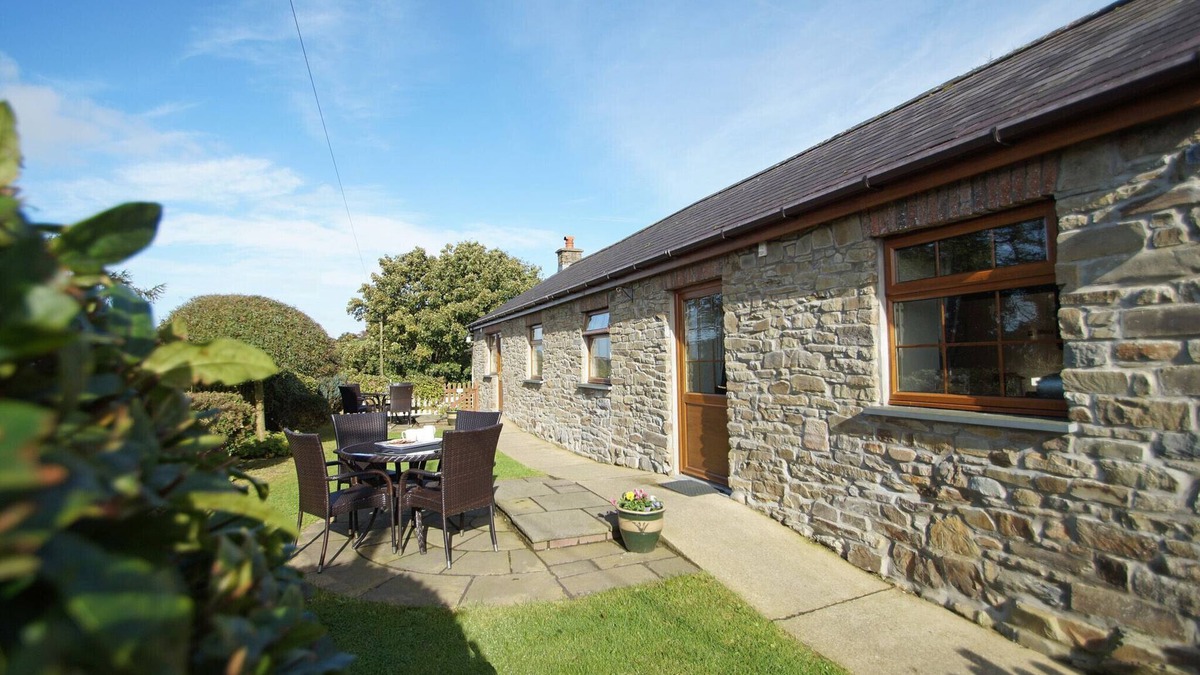 Felinfach House | Yr Onwydden - Two Bedroom House, Sleeps 4