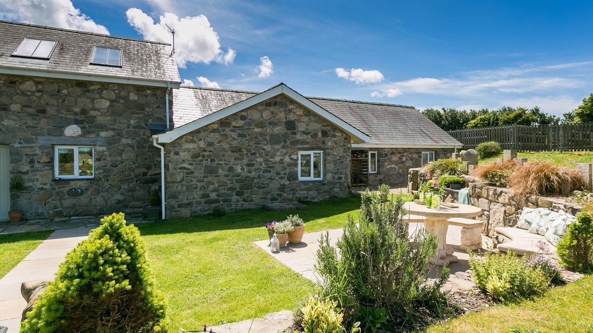 Nefyn Cottage | Ysgubor Gwenyn Haf - sleeps 6 guests in 3 bedrooms