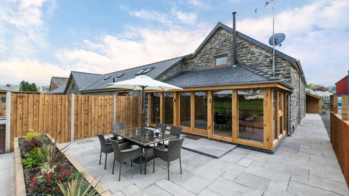 Llanycil House | Ysgubor Llew Coch - Three Bedroom House, Sleeps 6
