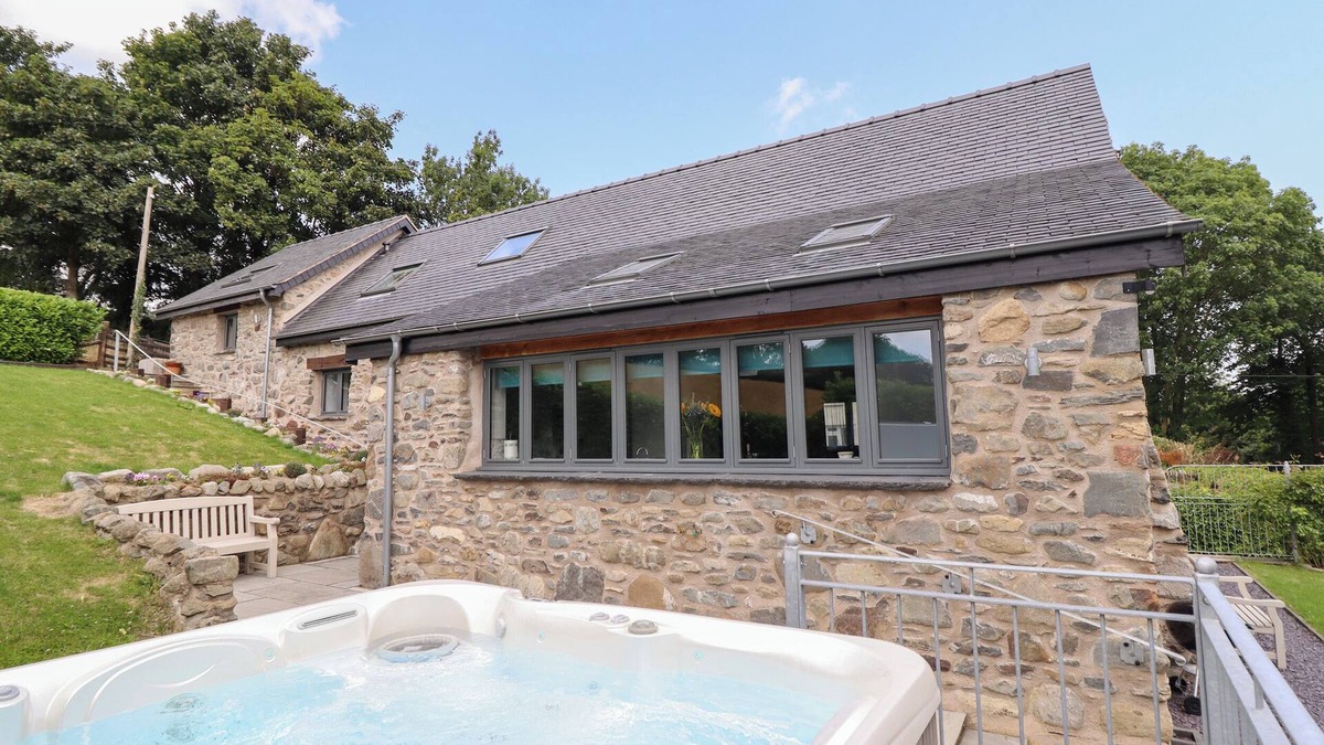 Clawdd-newydd Cottage | YSGUBOR TYDDYN ISAF, family friendly, with hot tub in Derwen