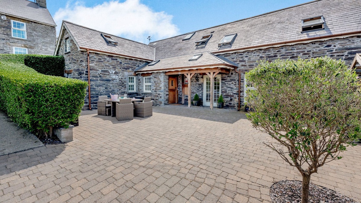 Newcastle Emlyn Cottage | YSGUBOR UCHAF, pet friendly, with a garden in Newcastle Emlyn