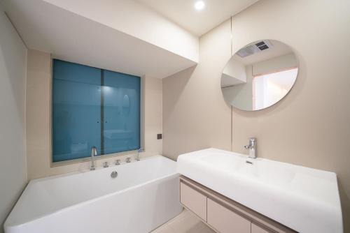 Huangpu Apartment | Yu Garden Riverside Retreat 3BR with Latex Mattresses