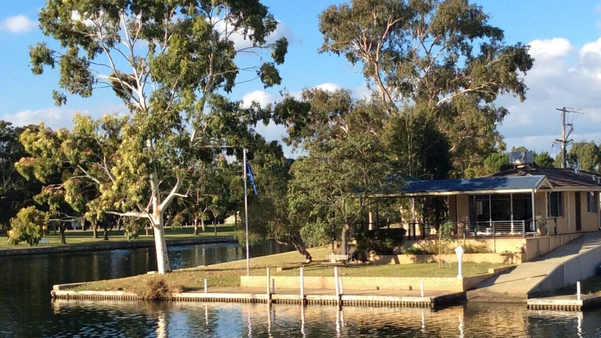South Yunderup House | Yunderup Waterside Retreat - Enjoy relaxing with water views, boating or fishing