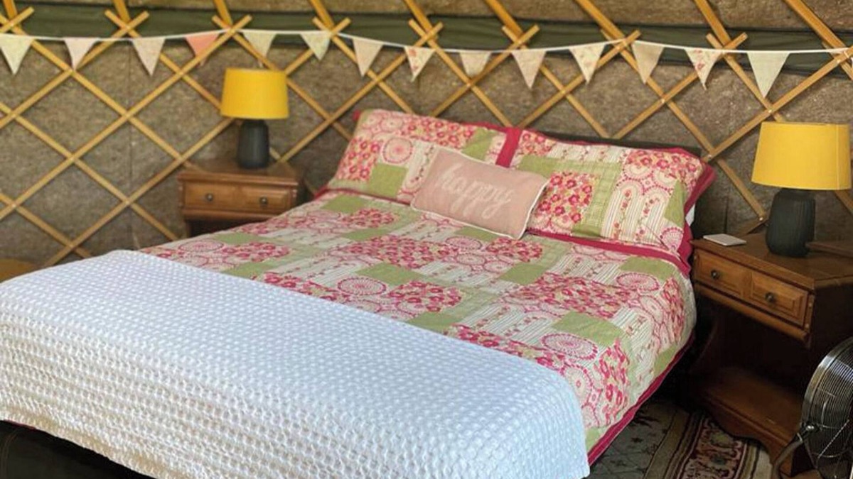 Berwick St James Cabin | Yurt - Sleeps 2 - Garden - Parking