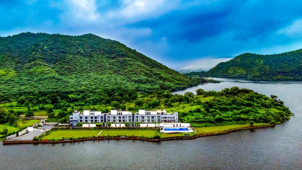 Udaipur District Hotel | ZANA Lakeview Resort - most scenic lakeside resort