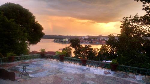 Flores Hotel | Zapote Tree Inn