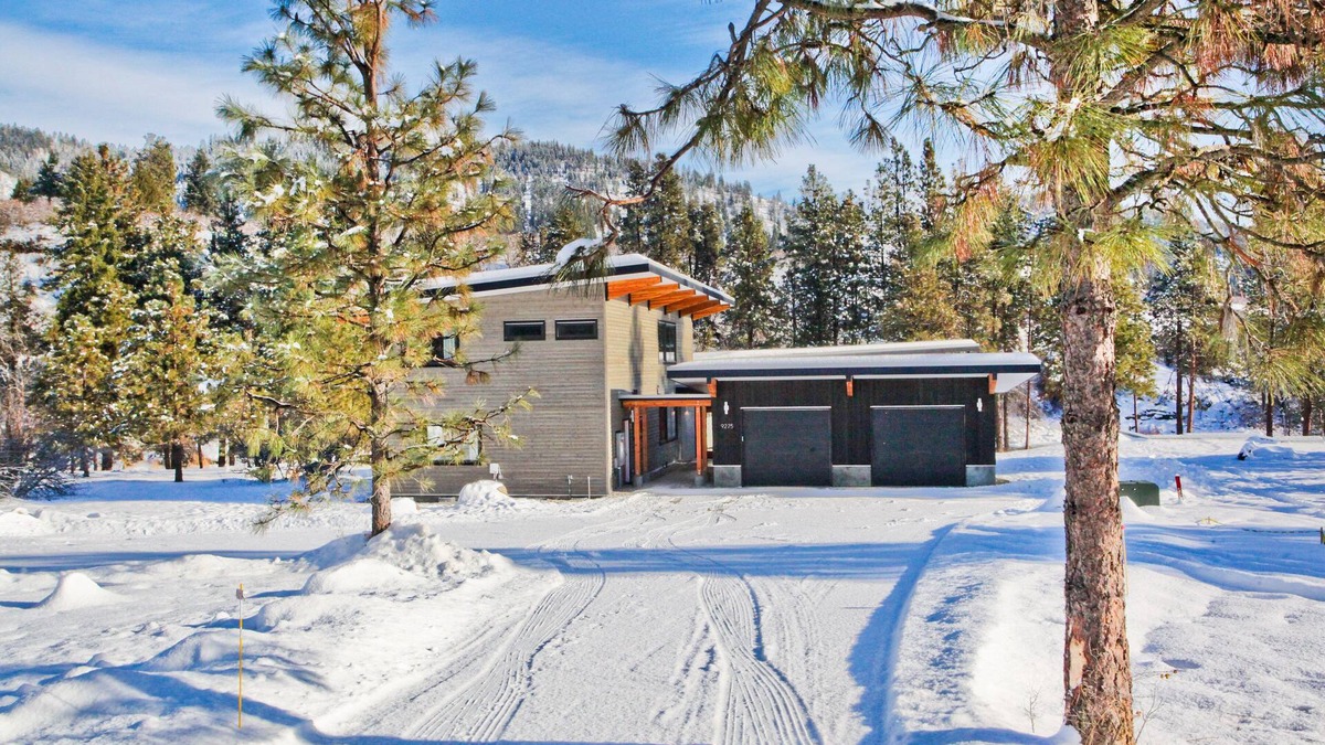Leavenworth House | ZayLy Lodge: modern home with hot tub river views
