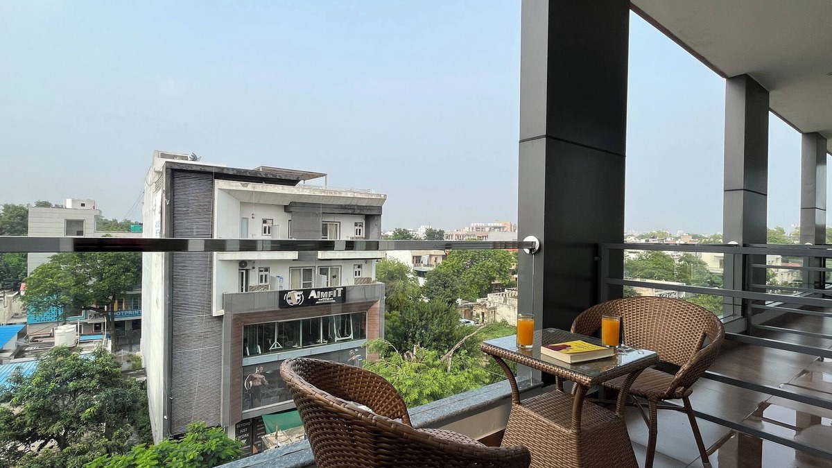 Sector 14 Hotel | ZEN Suites Gurgaon - LUXE Stays Collection