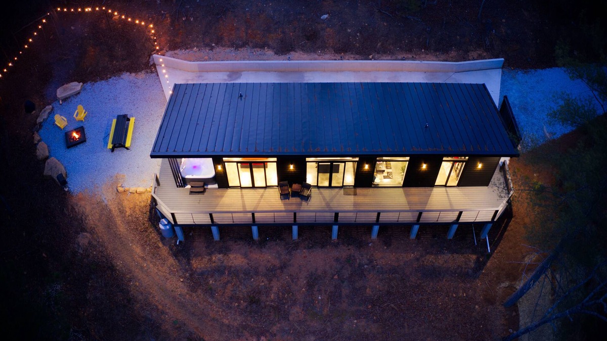 Wiley Cabin | Zenplicity Cabin. Pet friendly, views, hot tub, smart home! 5 minutes from TGSP