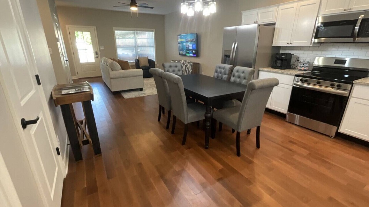 Versailles House | Zenyatta Cottage | 3BR Retreat in Horse Country