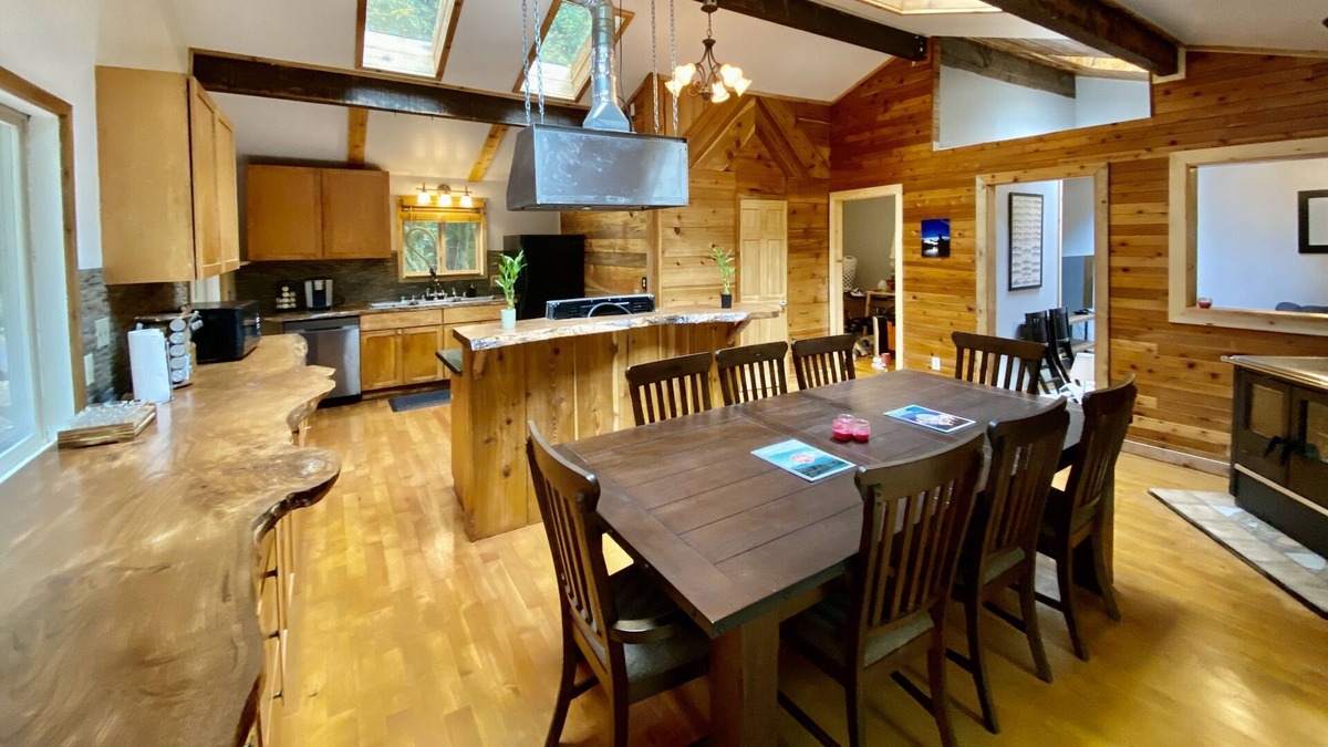Zigzag Cabin | ZIGZAG Cabin! Nearby River and Mt Hood! Sleeps 12!