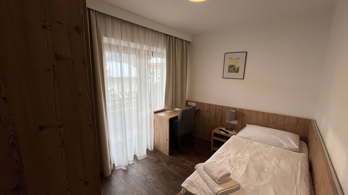 Obsteig Bed & Breakfast | Zimmer 03/1bett mit Balkon - Pension Alpina