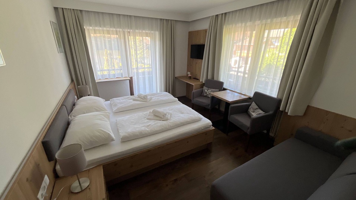 Obsteig Bed & Breakfast | Zimmer 05/3bett mit Balkon - Pension Alpina