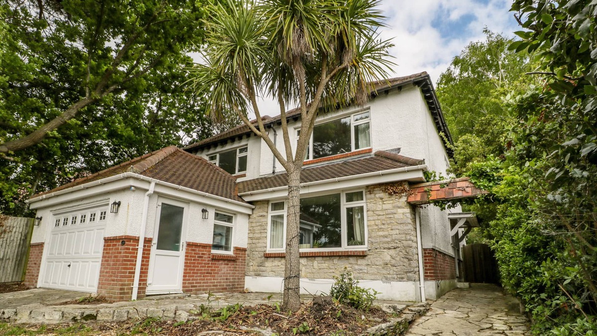 Poole Cottage | ZOLA HOUSE, pet friendly, character holiday cottage in Poole