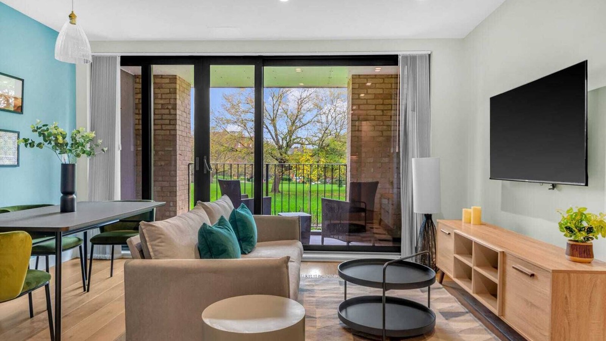 Kilburn Apartment | Zone 2 Modern Two-bed Apt with Balcony/Park Views