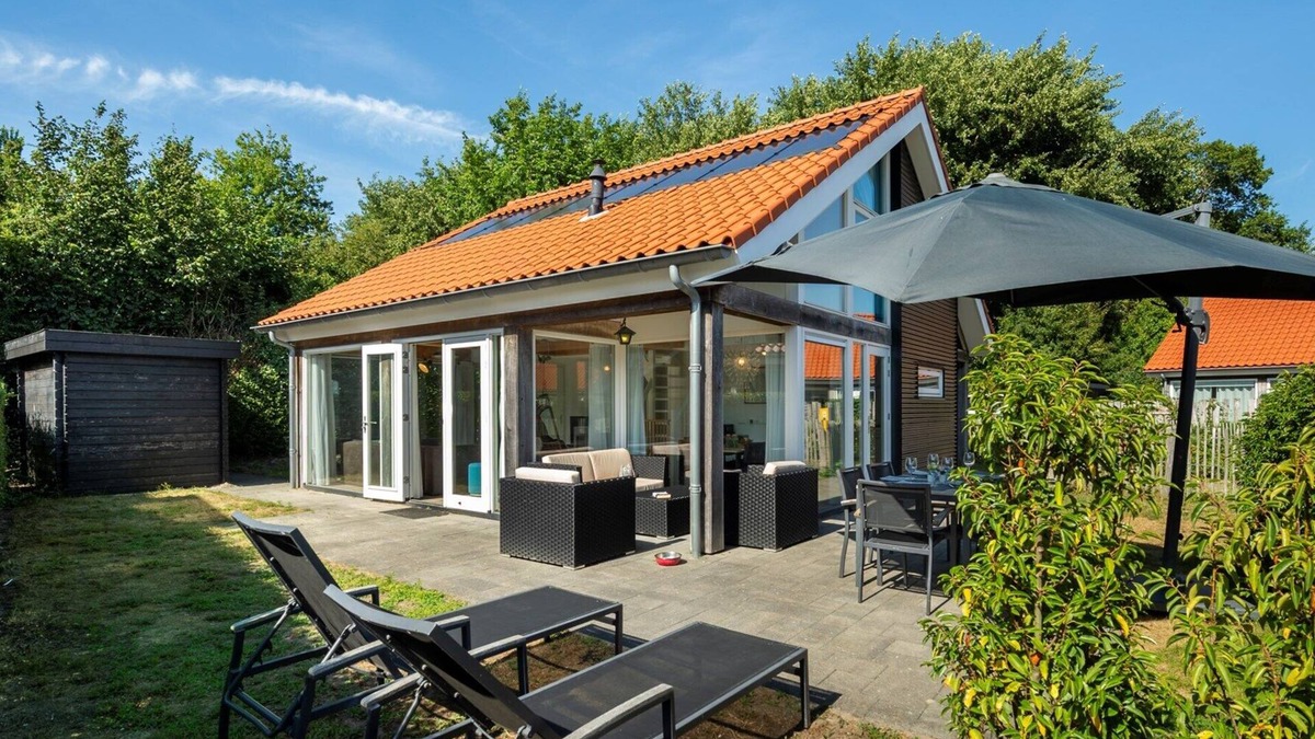 Renesse Villa | Zonnedorp 1 Modern beach house on villa park in Renesse