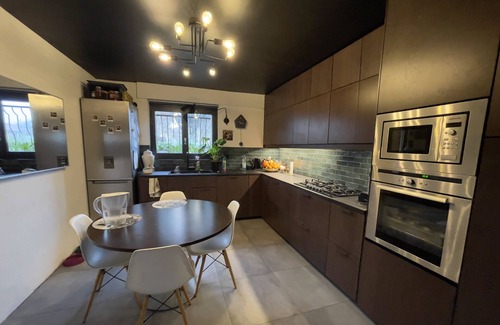 Saint-Laurent-de-Mure Bed & Breakfast | À 10 min de l'aéroport, cadre paisible, espace contemporain tout confort.