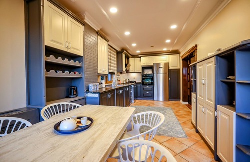 Uskudar Villa | Çengelköy'de Boğaz Manzaralı Isıtmalı Kapalı Havuzlu Villa