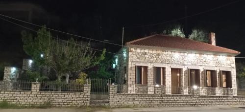 Paravola Ski Chalet | Αρχωντικα στην Τρiχονιδα
