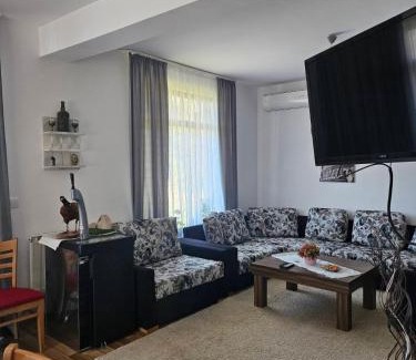 Elena House | Бадевски рай-къща Надежда