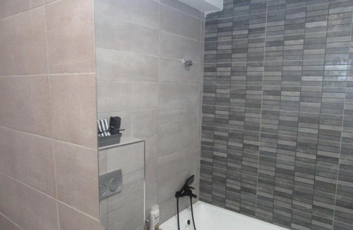 Jerusalem Apartment | תנובת הארץ רחוב שמגר 14 ג' קומה p-3 הכניסה מרחוב מנחת יצחק 22