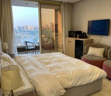 Agouza Apartment | غرفة فندقية بإطلالة على النيل بالعجوزة